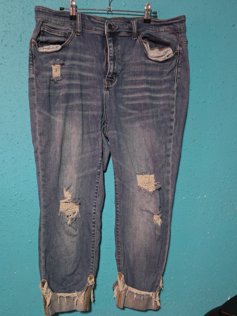 Judy Blue Distressed Boyfriend Jeans in Medium Blue
